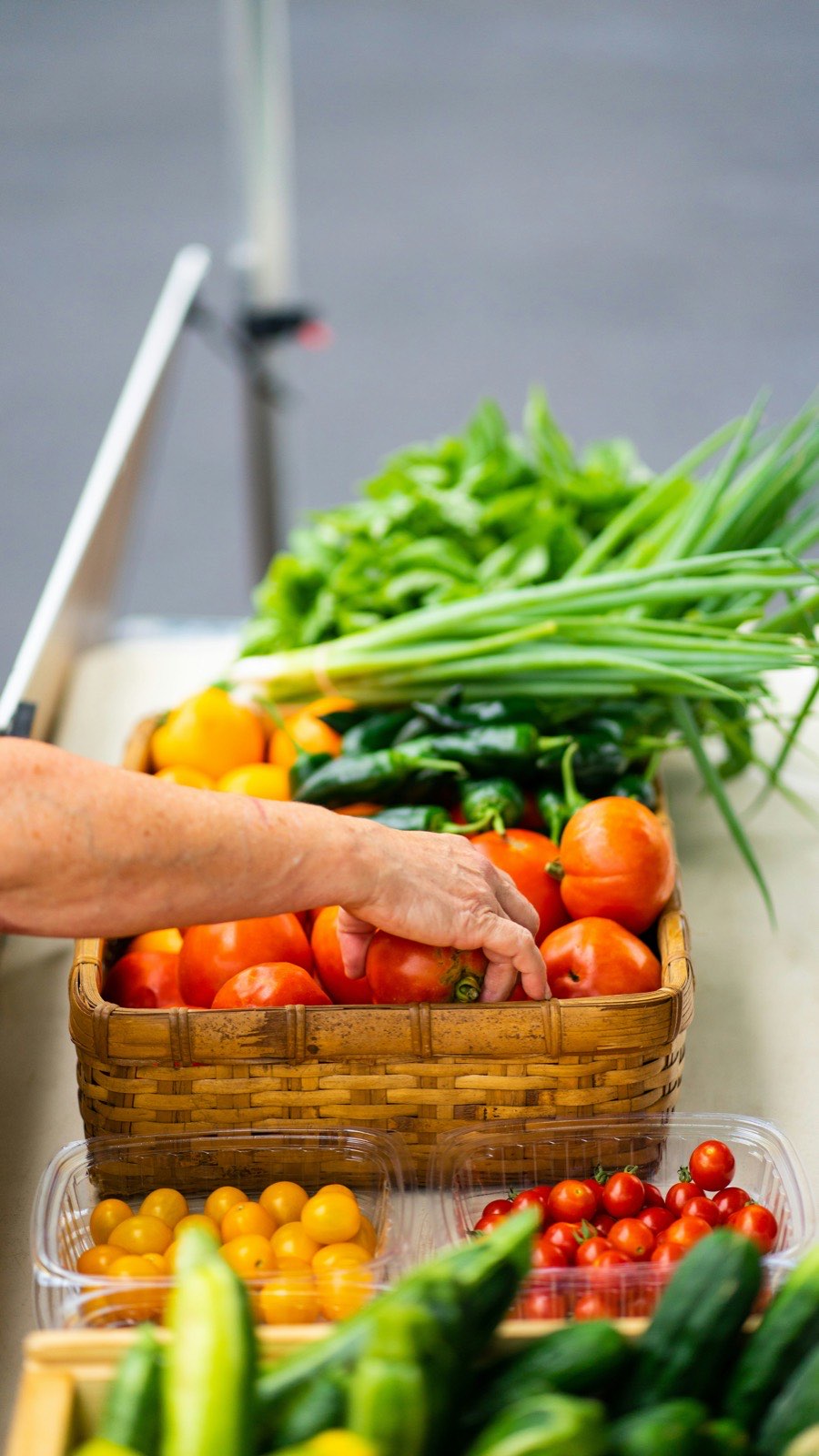 Étal de légumes colorés au marché