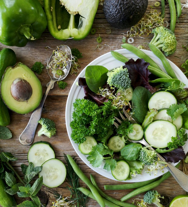 Assiette de légumes verts frais : avocat, brocoli, concombre