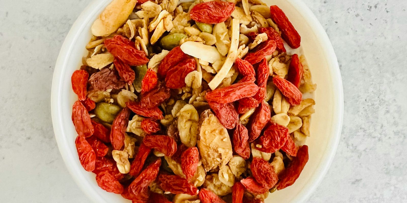 Bol de granola aux baies de goji