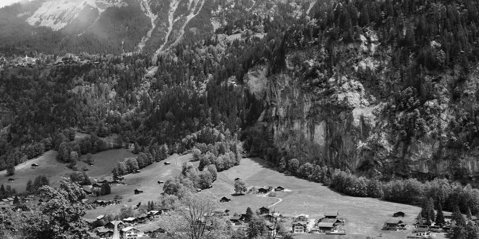 Vallée alpine suisse